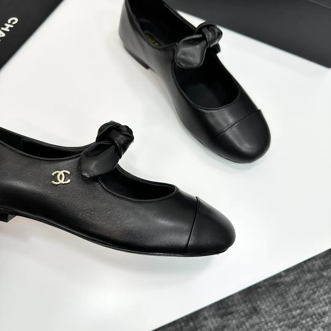 👟👟Ex-factory price 480👟👟 Chanel 25C Early Spring Mary Jane Shoes Series This season’s shoes are all great! The pure black Mary Jane is very comfortable on the feet and the upper leather is also very soft, so you don’t have to worry about rubbing your feet. The bunny ears are also very cute, and the black and white color matching and black fabric cover are very nice. Upper cowhide, inner sheepskin, leather outsole Size: 35-39 40/41 customized